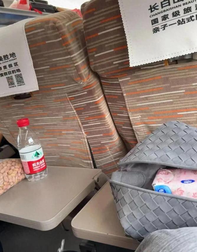 近日，一女子在乘坐高铁时，突然闻到一阵浓烈刺鼻的白酒味，她转头一看，发现是邻座的
