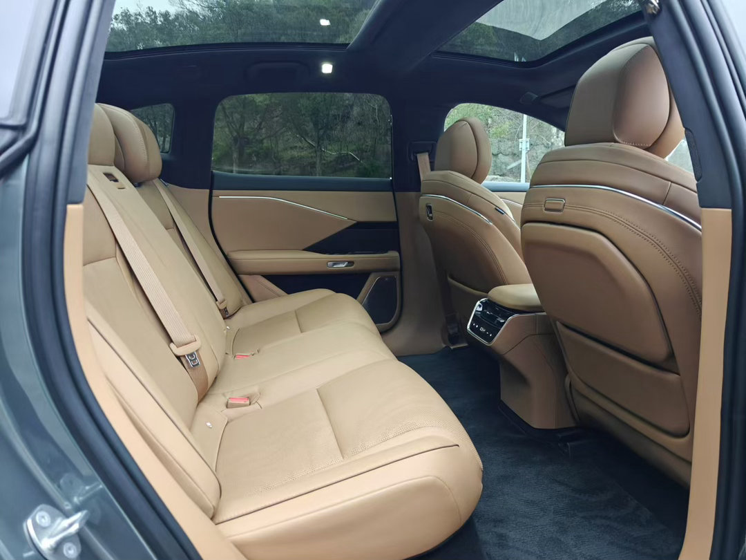 丰田铂智7全面开启试驾29日上市试驾铂智7初感平和，深入开才懂它的用心。双腔空悬