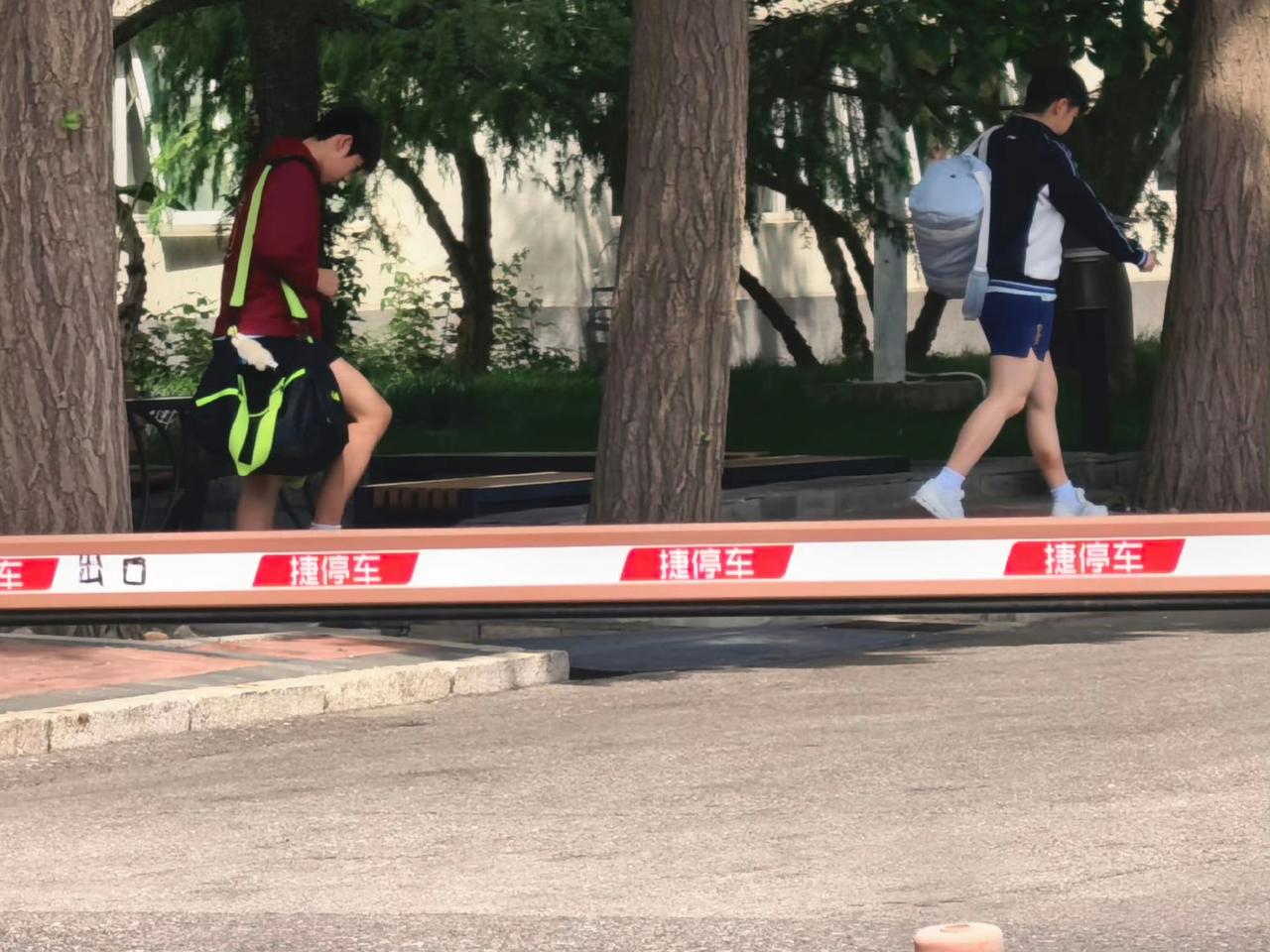 还以为成都返京后要休息两天，谁知孙颖莎和队友们一起又开始训练了[赞]。
今天，有