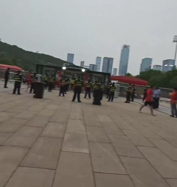 今晚泰山队vs武汉三镇！
保安比球迷多！
济南奥体中心的球迷还不如晚上遛弯的人多