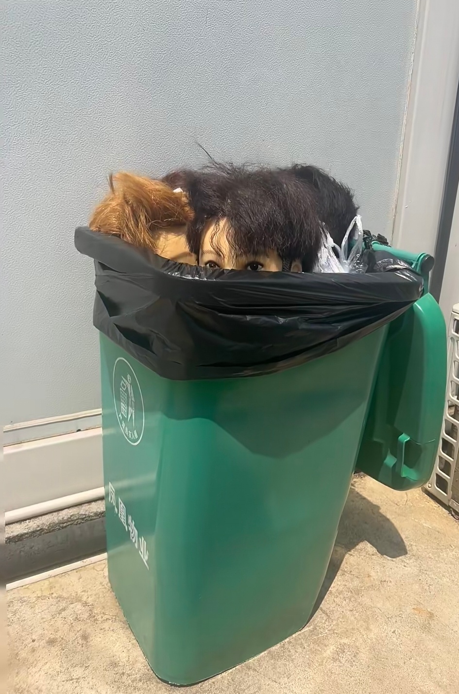 看见这个老垃圾桶能吓死个人