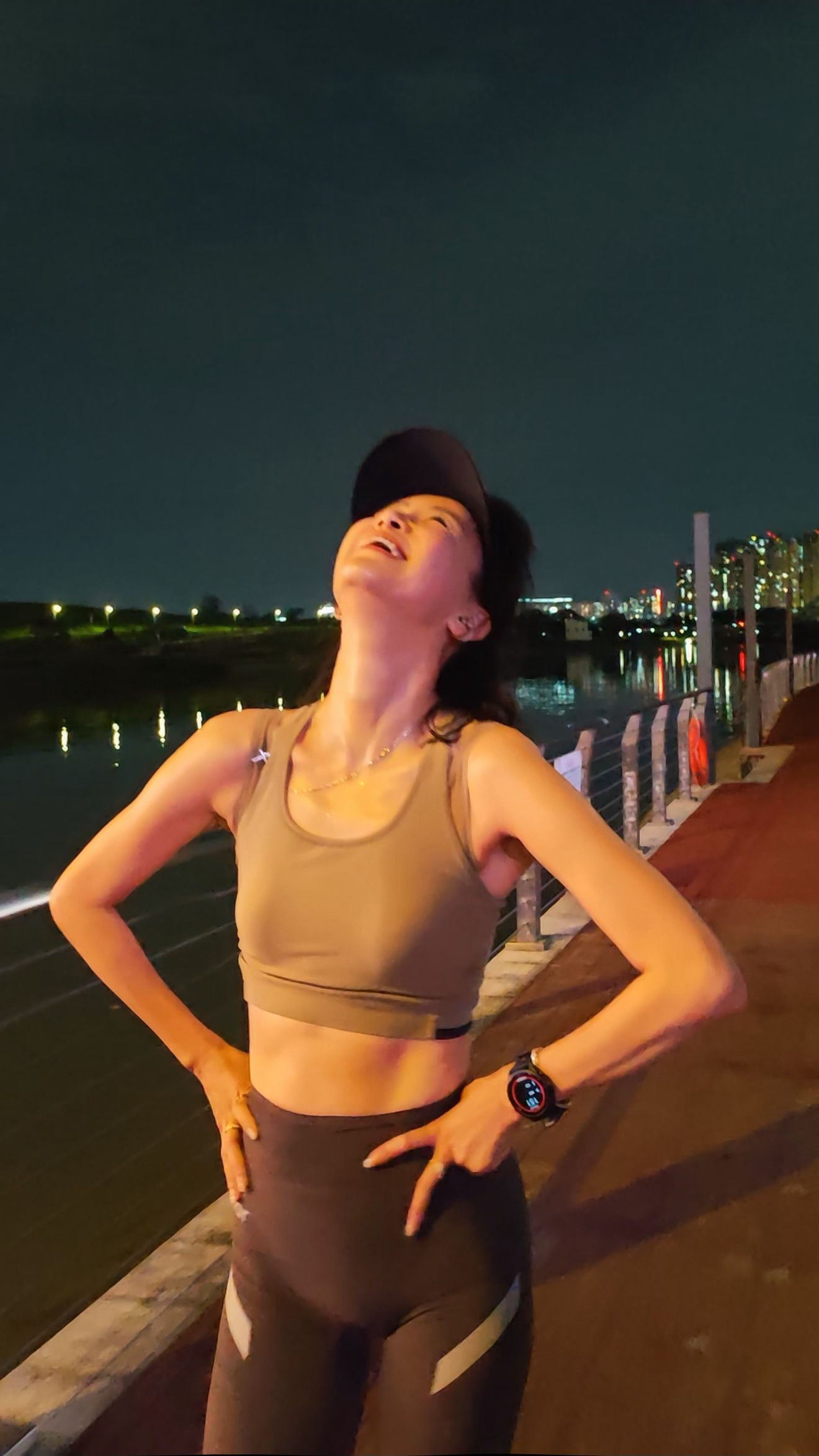 今天一共跑了16公里。5公里的热身5公里435的配速再跑了10个400 355的