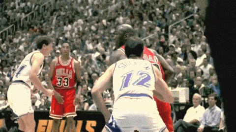 乔丹优雅的将篮球投进篮筐！[赞]太漂亮了