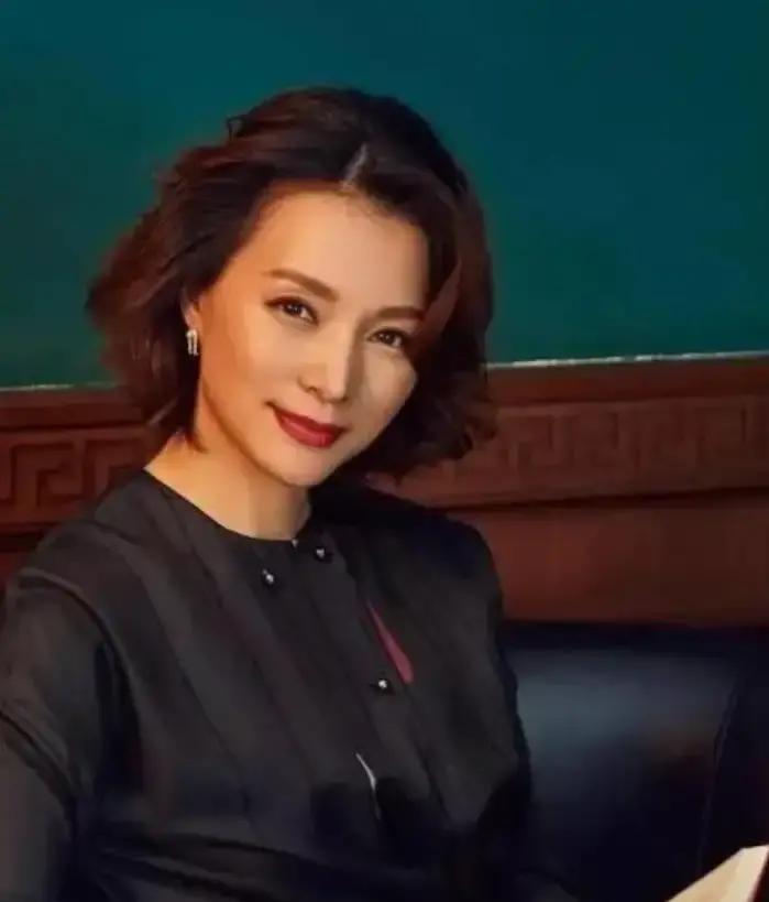 董卿老公密春雷当年追她送房送包全被拒，2011年离完婚拿六亿戒指才把人娶回家。