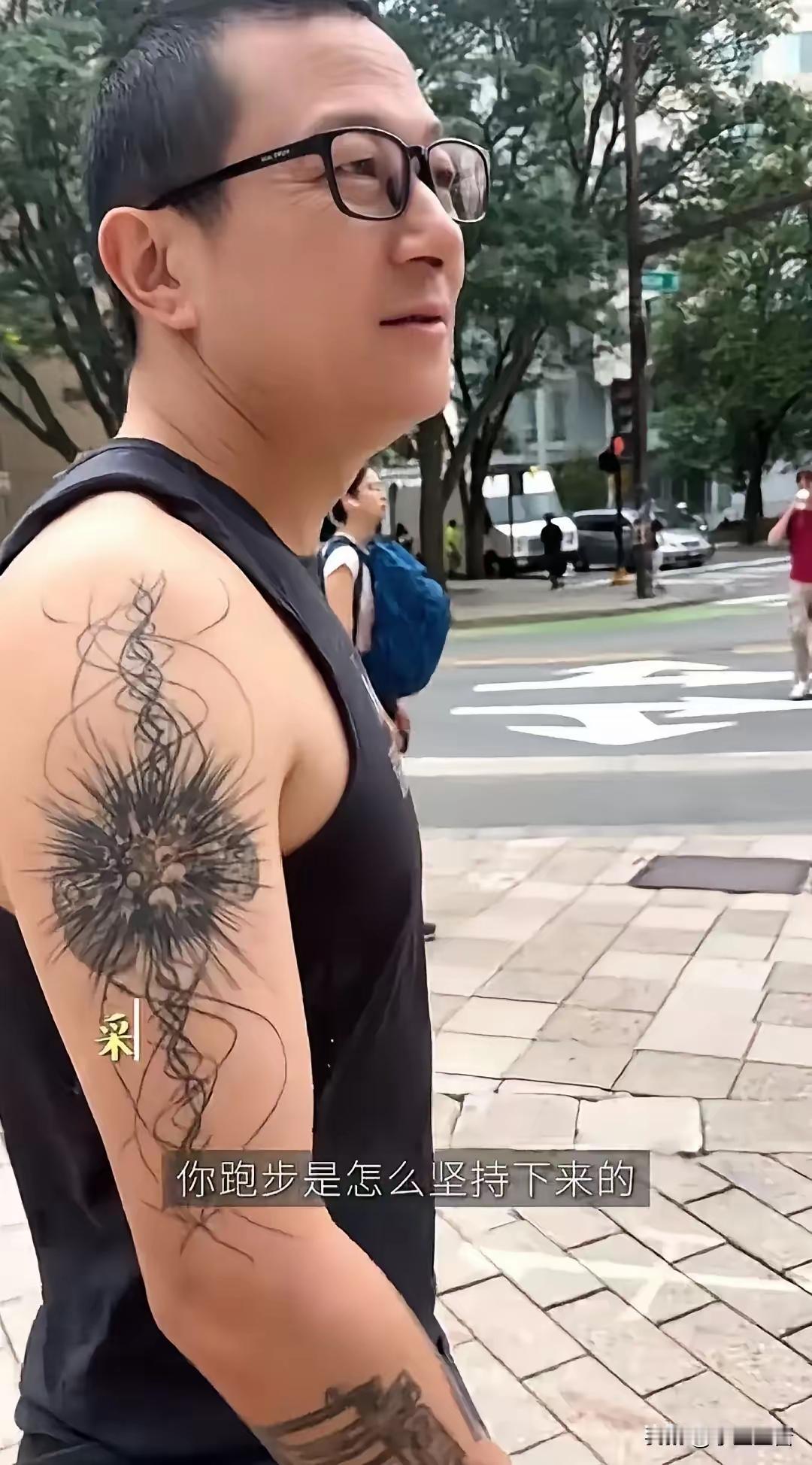 梅婷老公胳膊上这个纹身好吓人，立体感太强，看着眼晕。