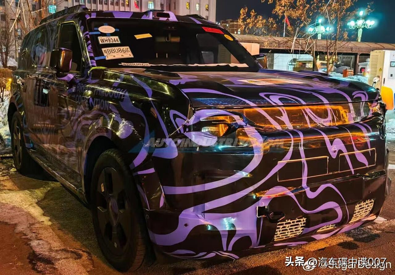 路虎首款新能源车Freelander曝光，那圆润的车尾彰显着路虎的独特风格。
去