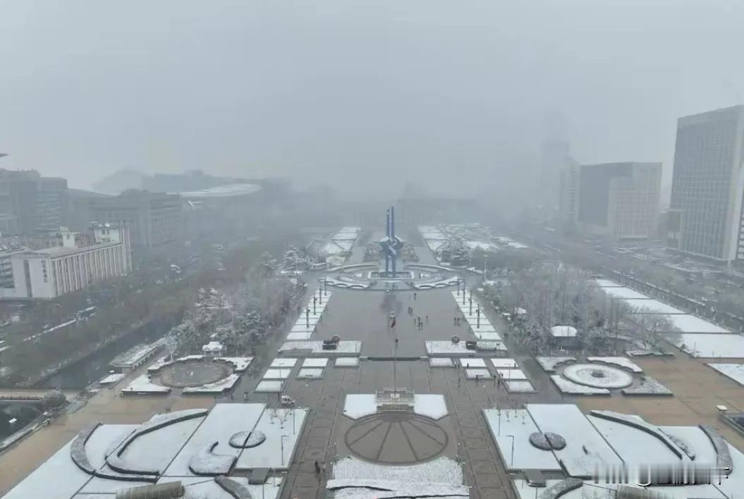 雪中的泉城广场