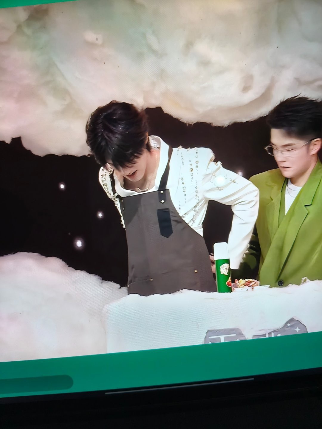 张泽禹中华小当家 烟火气拉满的日常瞬间，张泽禹专注烹饪美食，认真模样可爱又温柔。