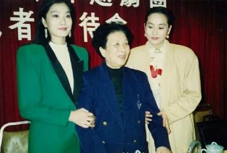 王君安 李敏和她们的老师尹桂芳 王文娟
两位学生和她们的老师一样深受观众欢迎