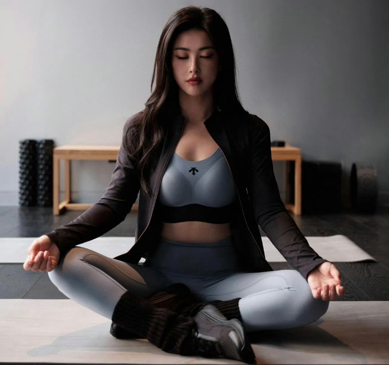 朱珠穿上鲨鱼裤练瑜伽，身材好辣，一点也不像39岁的宝妈 