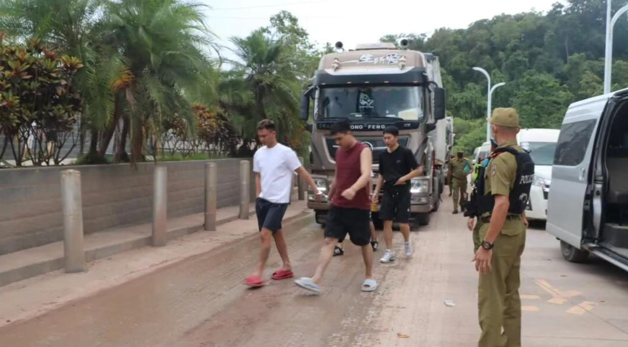 老挝向中国移交26名非法人员据老挝媒体报道，昨天，在中老边境的磨丁-磨憨国际口岸