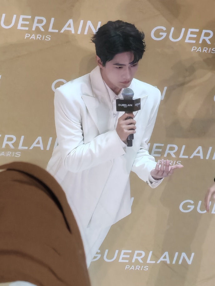 杨洋宿醉后活动状态杨洋矜贵的白月光归来杨洋宿醉后活动状态，杨洋矜贵的白月光归来，