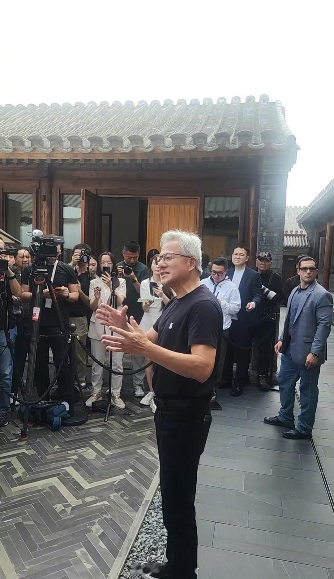 黄仁勋接受采访称，华为 AI 芯片在 AI 训练中取代英伟达只是时间问题，还指出