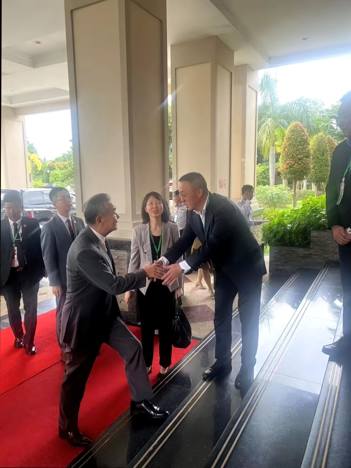 王外长抵达缅甸与敏昂莱会晤 ​​​