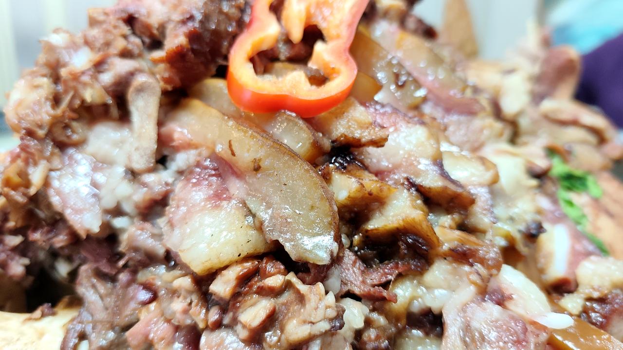 【石家庄市内也有牛头宴】以前在正定吃过牛头宴，牛头一上桌牛气十足，大家纷纷拍照。