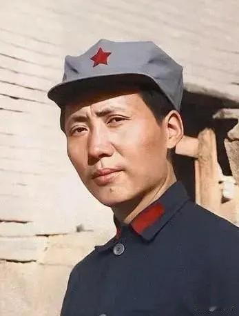 这目光不对，是惊疑不定、甚至有点害怕的眼神，表现出的是不自信和对前途的忧心忡忡。