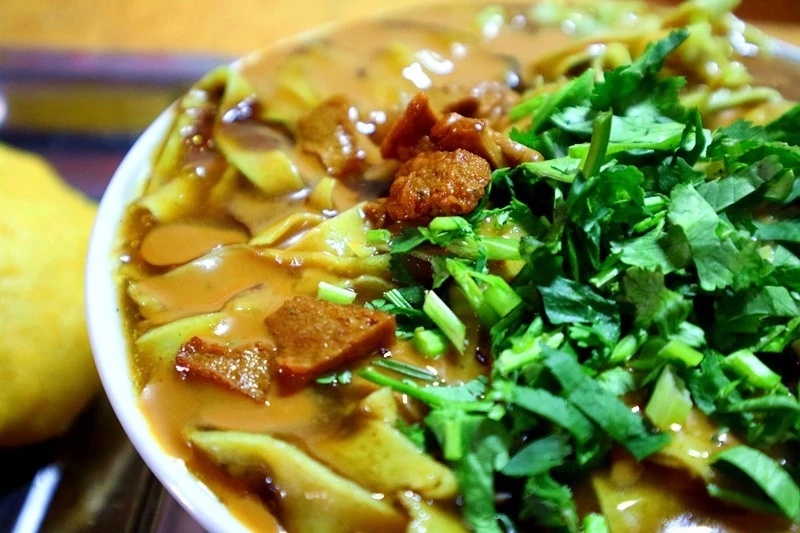天津特色早点：嘎巴菜。是以绿豆为主料，一般辅以适量的大米或小米，混合磨面摊成煎饼