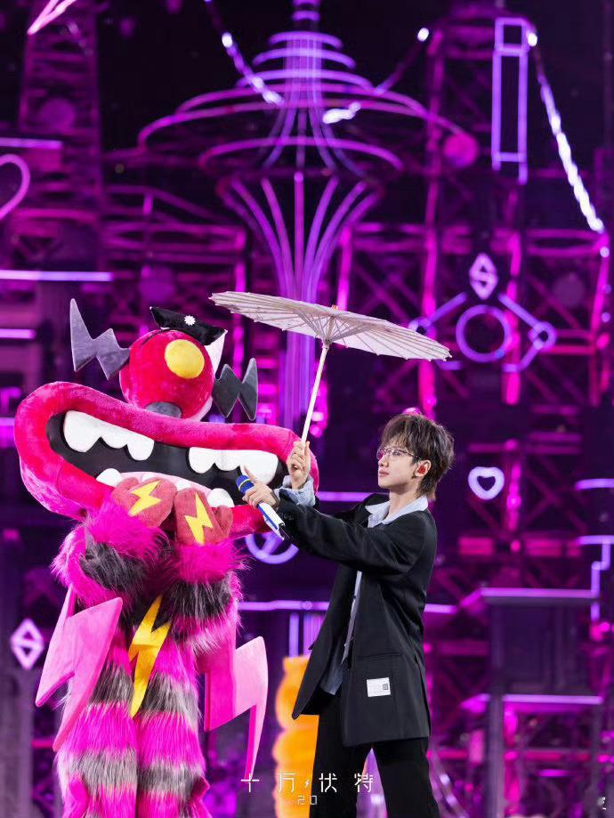 汪苏泷与嗨皮牙cos许仙白娘子昨晚汪苏泷杭州演唱会上与嗨皮牙现场cos许仙白娘子