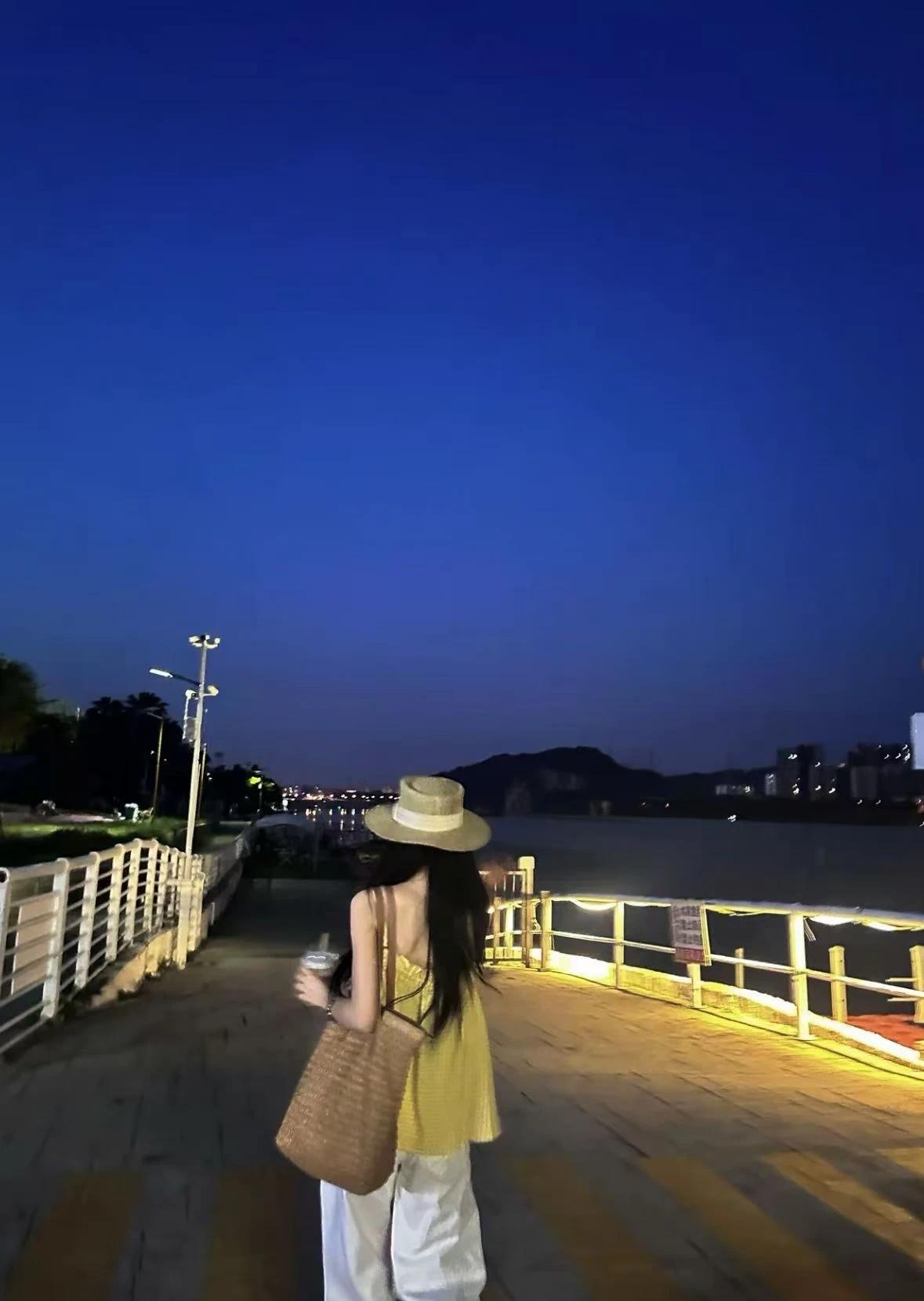 晚安
晚风很温柔 晚风很温柔夜色很美