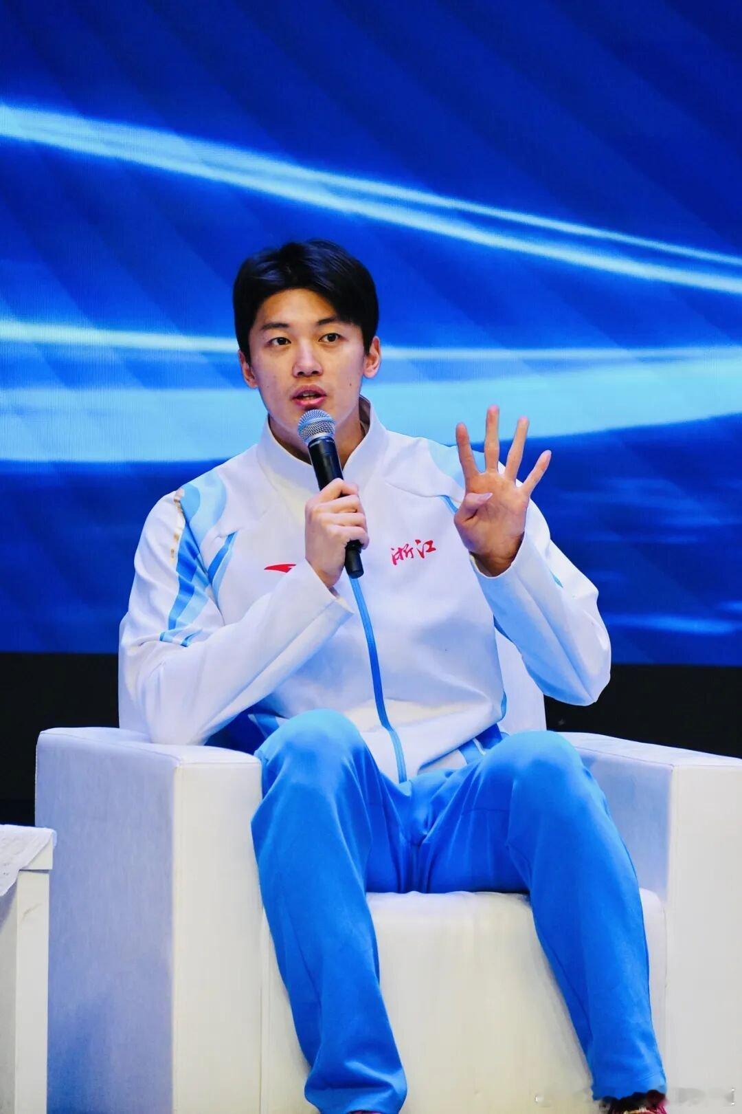 【你好，新的一周】越过山丘，超越自我。奋斗不息，砥砺前行！生命的精彩在于处处都有