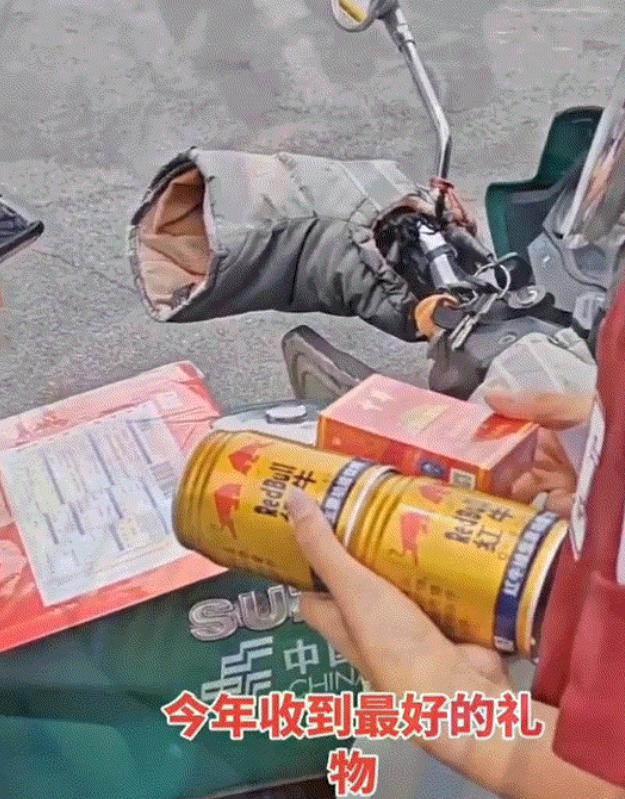 一快递员为女生送来高考录取通知书，而女生下来拿通知书时，为了分享自己这份金榜题名