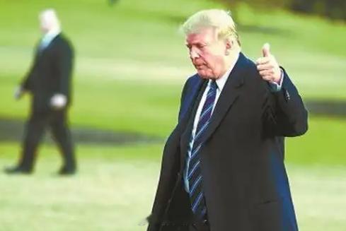 特朗普5月13日启程对中国进行国事访问，登机前向送行人群竖起大拇指，这一肢体语言