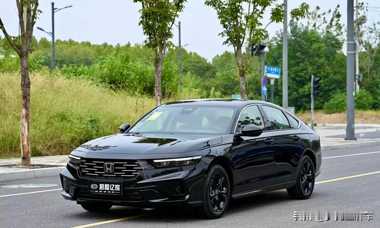 25款本田雅阁黑色魅力 雅阁 
外观设计：采用流畅线条勾勒车身，时尚动感，符合年