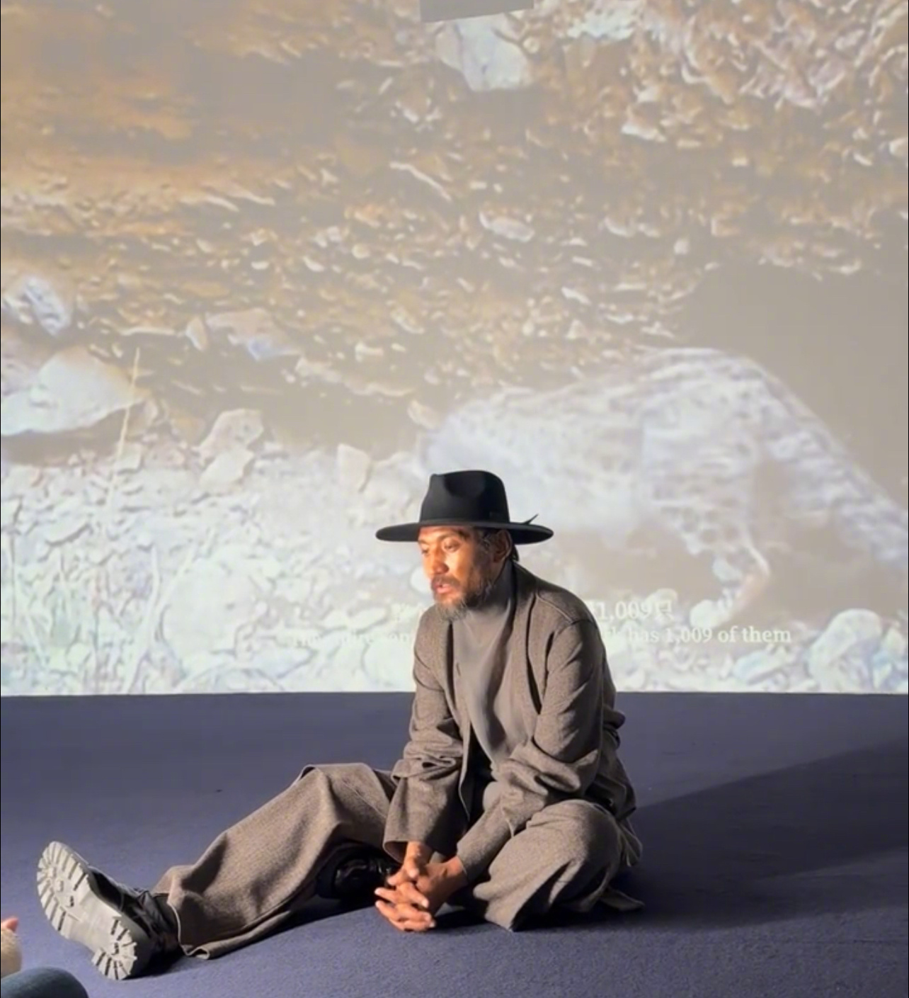 影帝金巴席地而坐做采访感觉金巴这位演员有一种大地的质感，从内而外散发出土地浑厚的