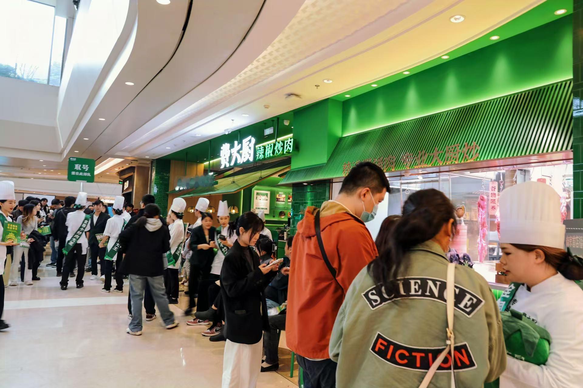 终于！湘菜顶流 来南京了！首店刚开就火爆出圈！门口全是排队的人，乌泱泱一大片，刚