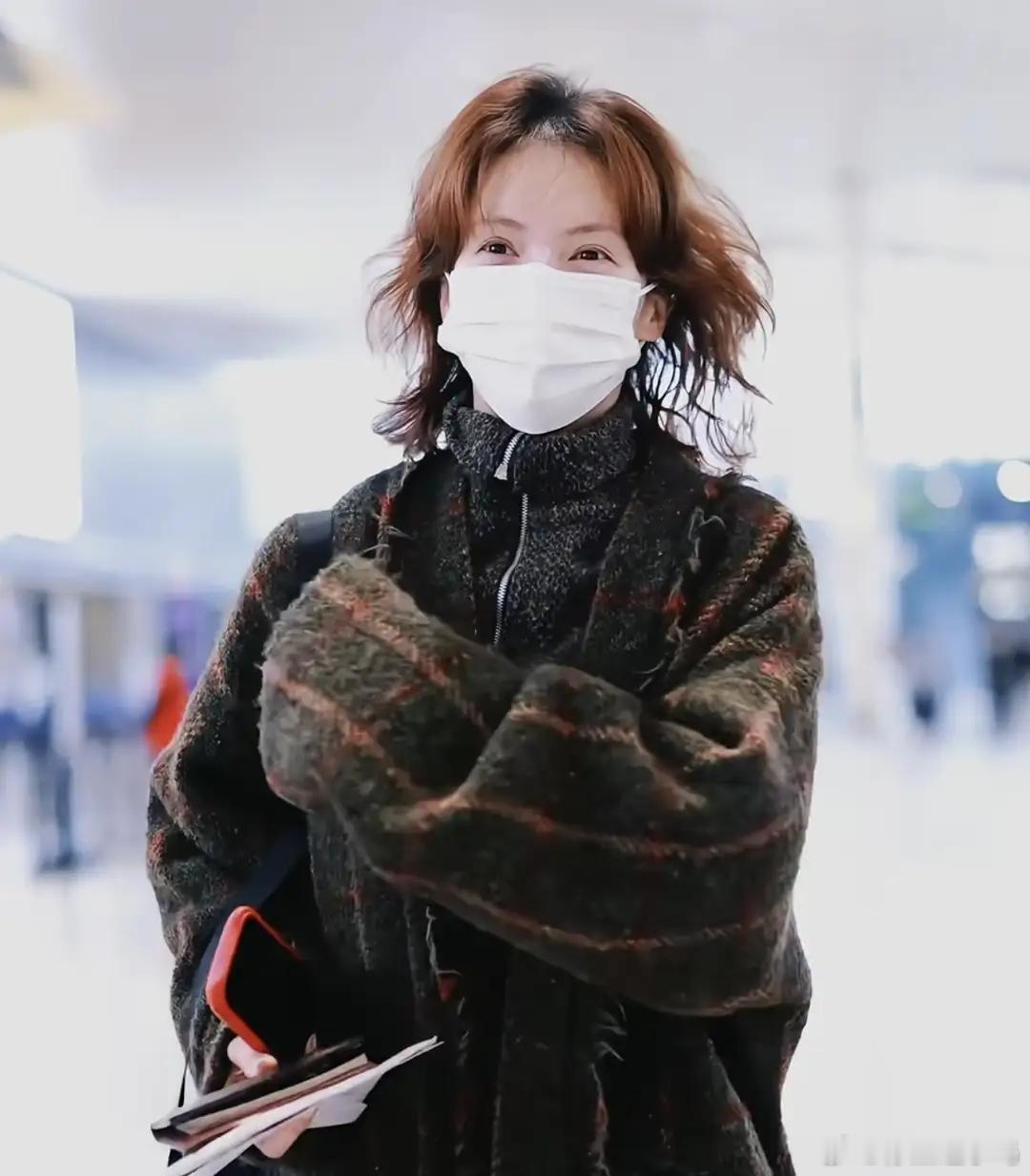 金晨现身虹桥机场，一头小卷毛像是刚睡醒，发量稀疏看着有点秃 