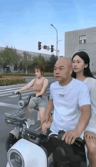 这两个女人，究竟那个才是男子的真正老婆？穿背心女子来到，看到男子车后面坐着一个女