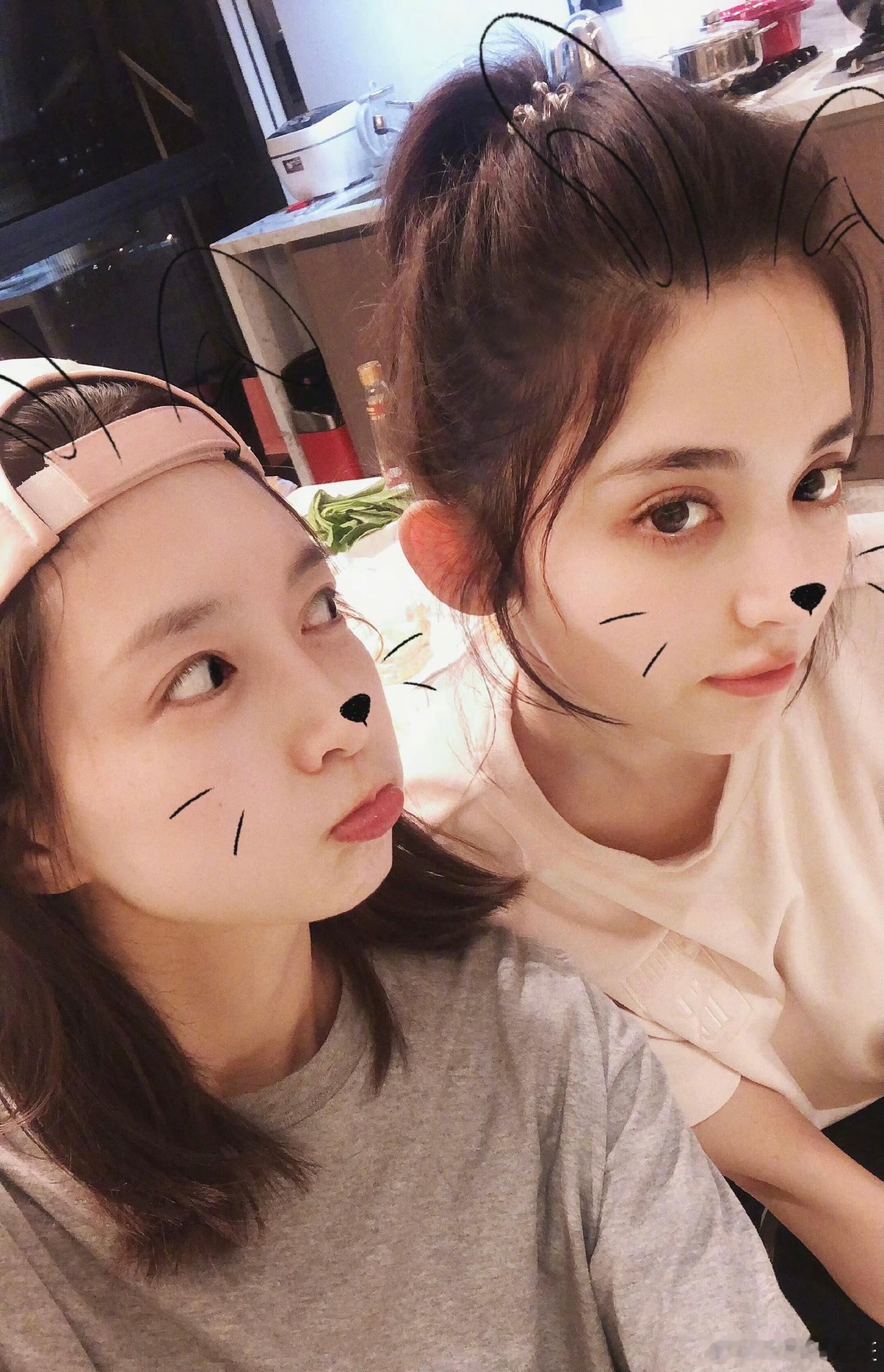 #娜扎江疏影辣酱姐妹#有被我们辣酱cp感动到～江疏影娜扎俩人微博互相打call，