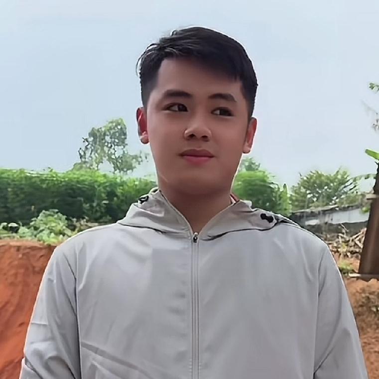 小松一直说自己没文化，但就这么一个没文化的人，在越南给老丈人家盖了四处房子，变成