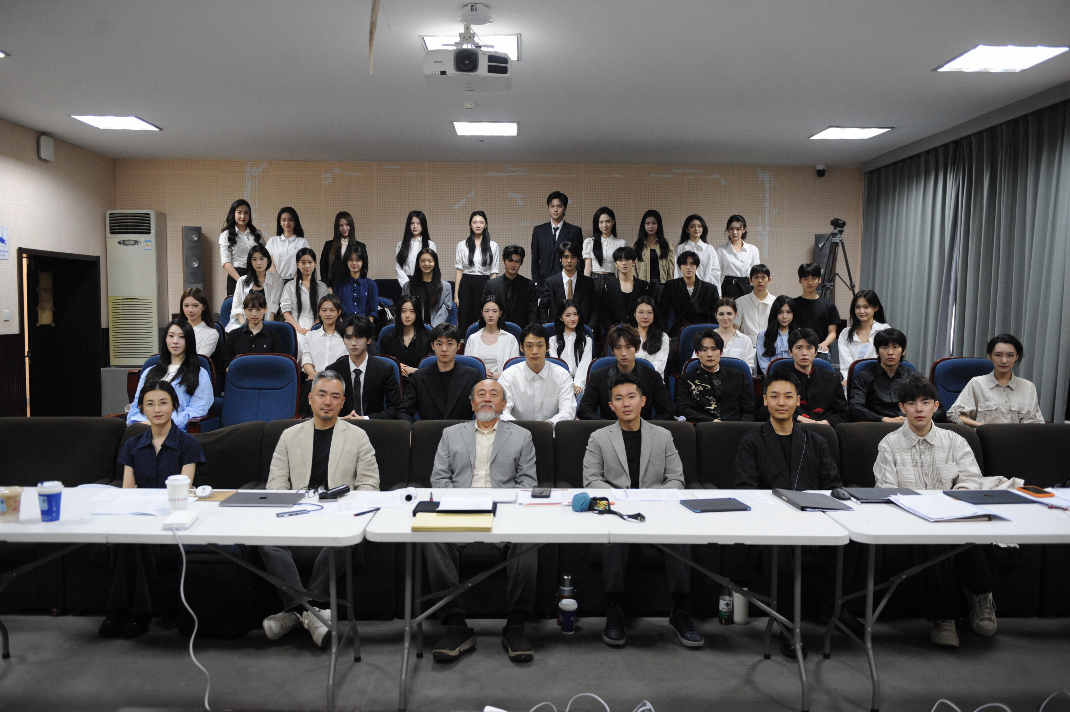 北京电影学院2022级表演专业毕业合影 