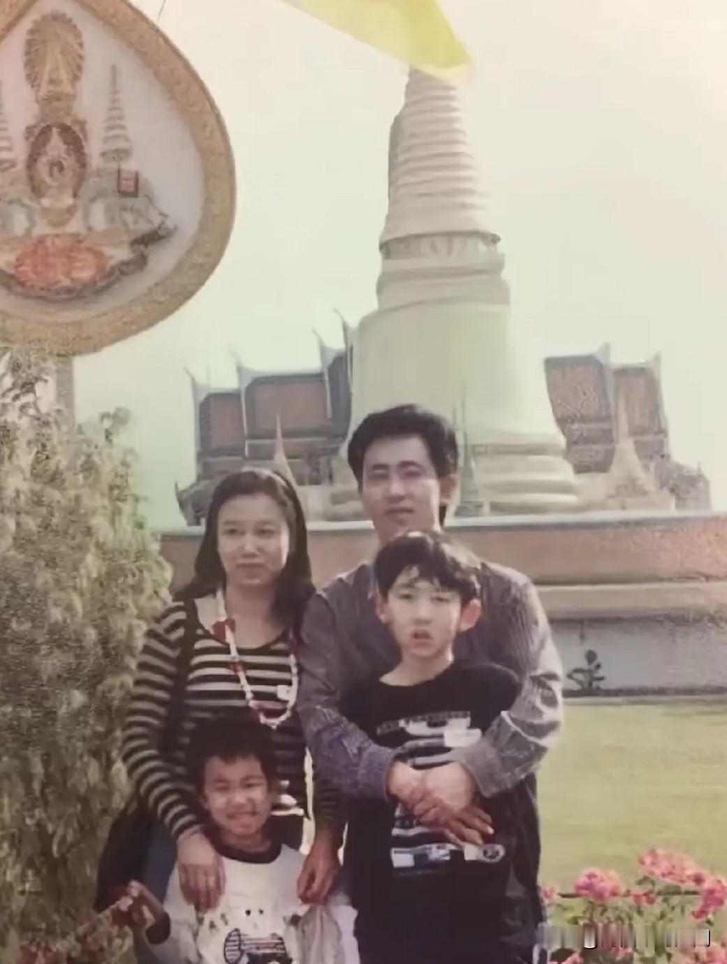 这是许家印与妻子丁玉梅及两个年幼的儿子许智健、许滕鹤在泰国旅游时的一张全家福合影
