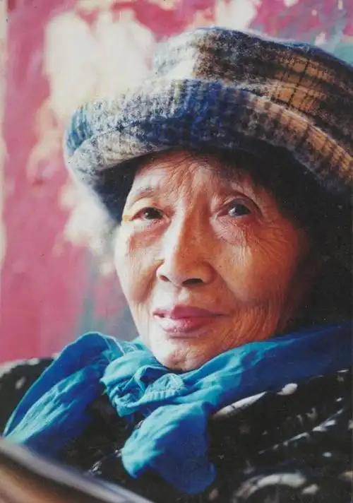 一位医院护工说：“人只要躺下了，不能自己上厕所了，不管你多有钱，儿女多孝顺，你就