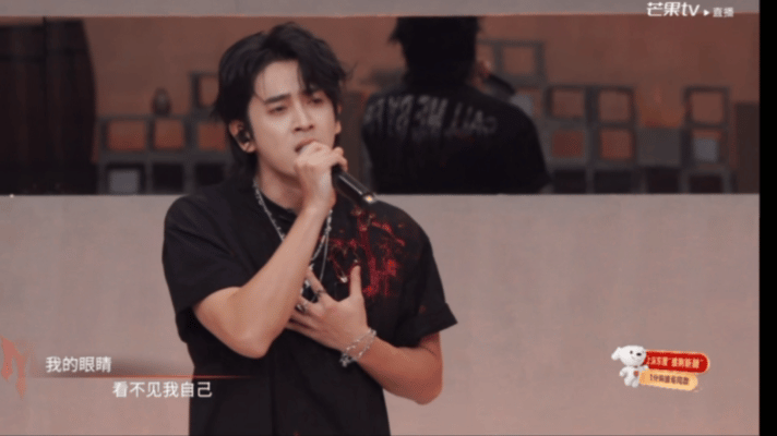 陈若轩飙高音了被陈若轩一嗓子嗷醒了小考舞台翻唱《偷心》，陈若轩大胆挑战高音段落，