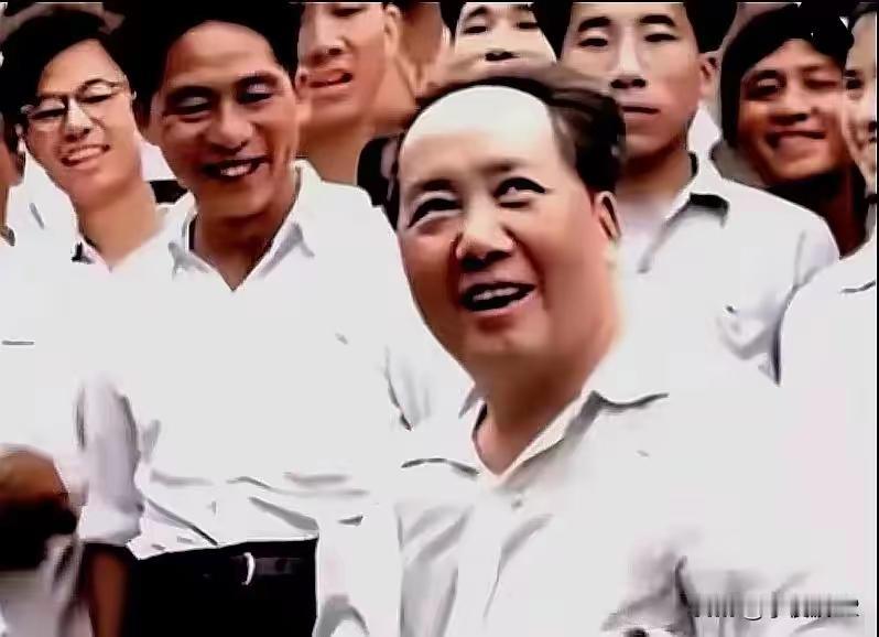 仰望的那一刻，藏着共和国的希望
 
那张老照片太动人：毛主席和同志们一同仰望着远