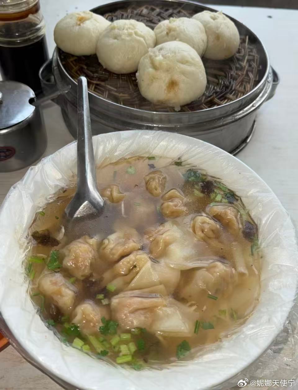 早上吃热乎乎的小馄饨，小笼包…… 