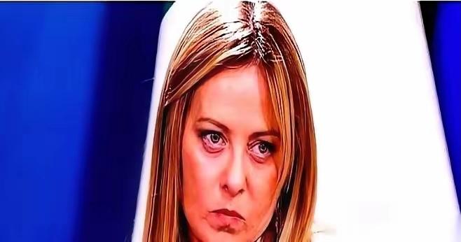 意大利女总理，梅洛尼，昨天当着全欧洲的面，直接把天给捅破了。
​她说，千万别跟美