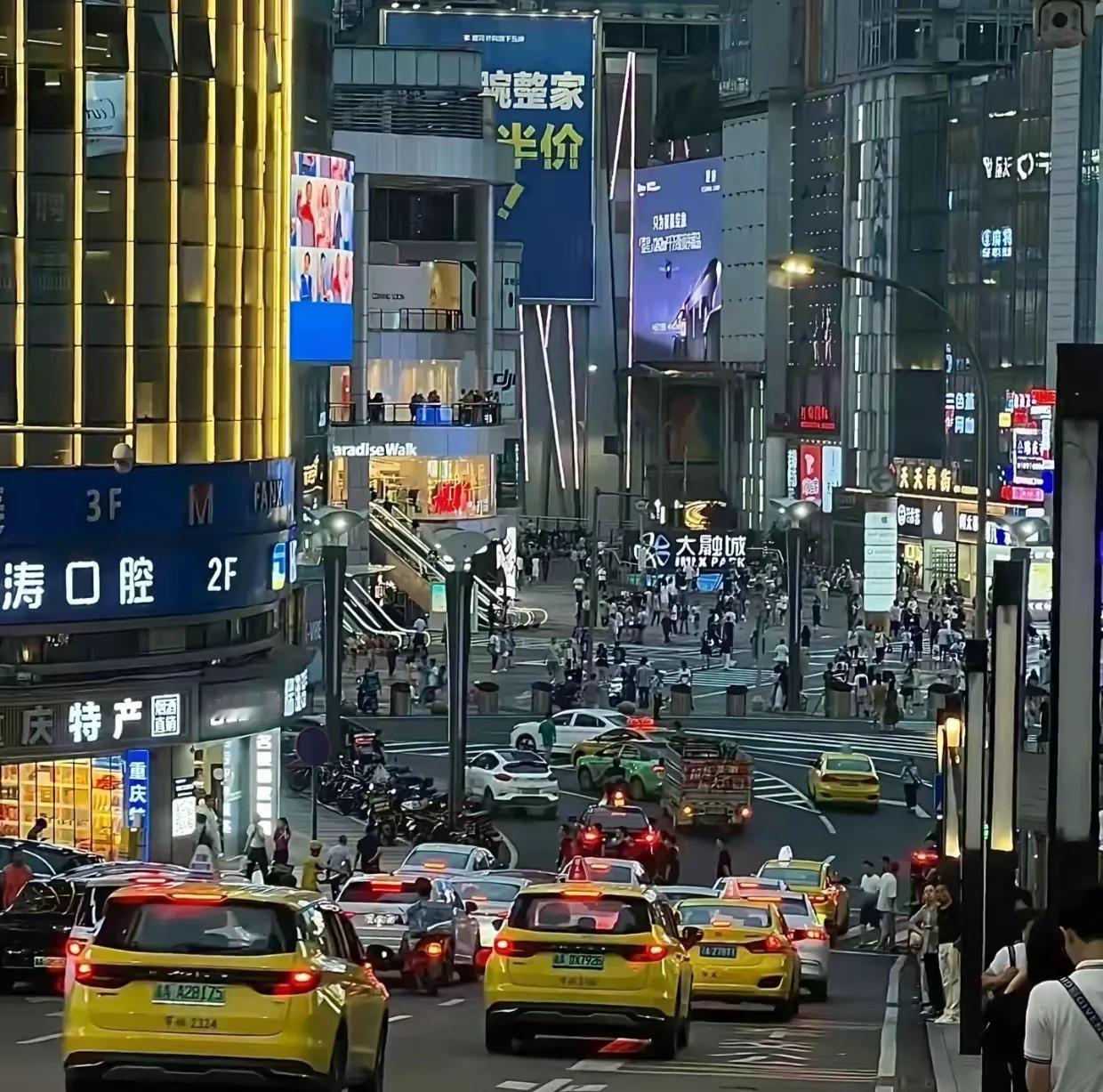 重庆人这么有钱？
2024年社会消费品零售总额城市排名(修正数)，重庆力压上海，