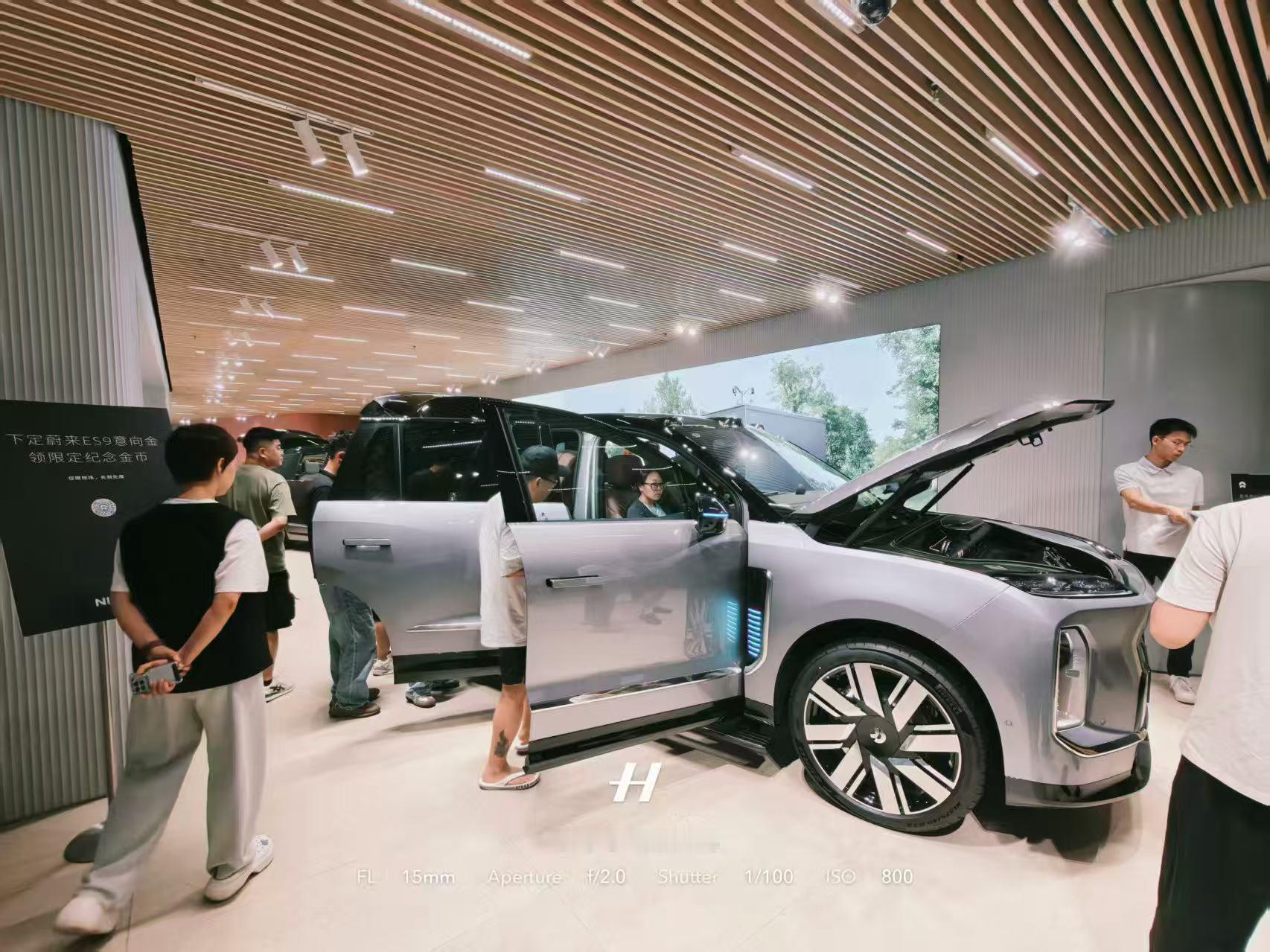蔚来ES9迎来到店后的第一个周末，人气很足。刚才问了一下我的fl，说带客户看车有
