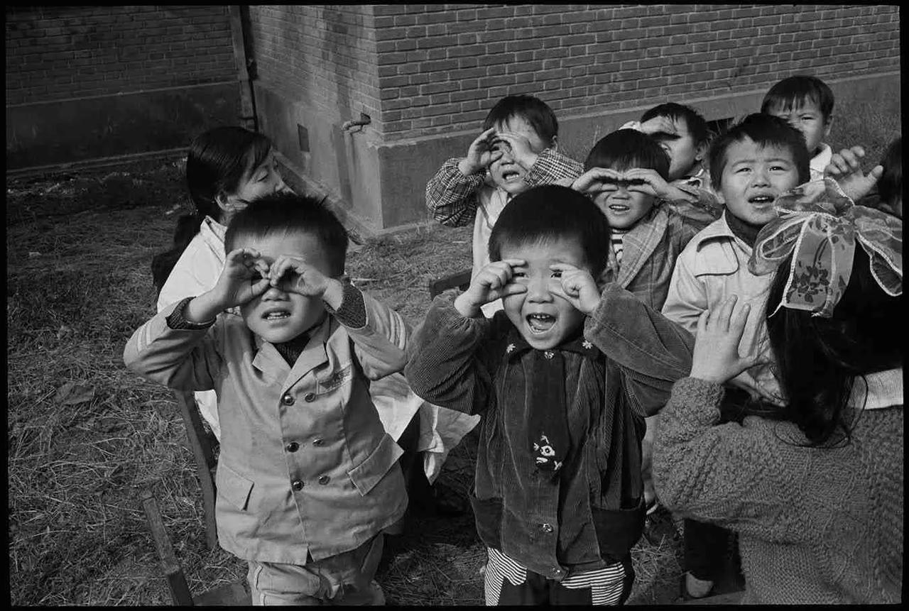 孩子们，苏州，1986年，Guy Le Querrec摄。 ​​​