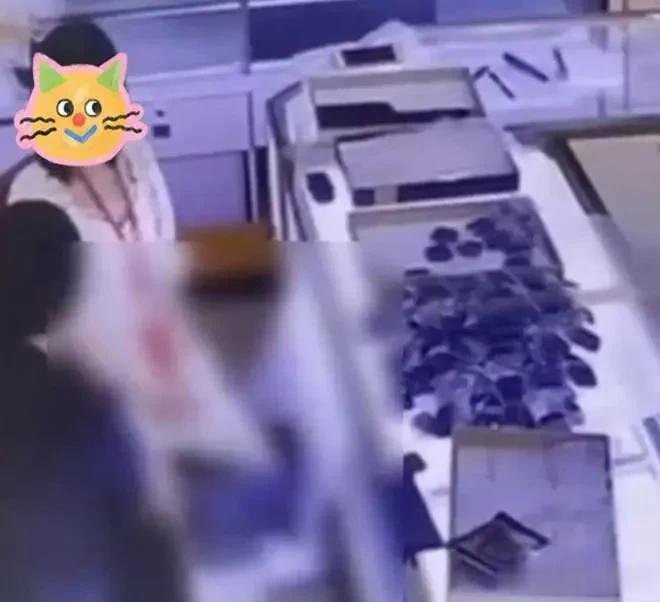 人际交往，尤其是异性之间的交往，往往需要一些谨慎和分寸。除非涉及亲情或爱情，否则