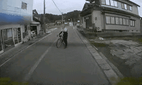 地震时，在路上是最安全的。学会观察周边情况，避免被砸就可以了。
希望震区人民平安