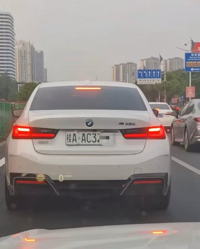 多地新能源车牌绿色变白色 知道大家都嫌绿牌不好看，但是刻意把绿牌漂白属于污损机动