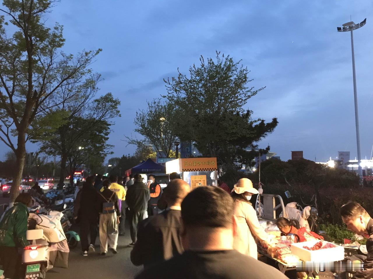 体育中心周边有商场吗？“苏超”今又来。今天是2026赛季连云港队首个主场。球赛还