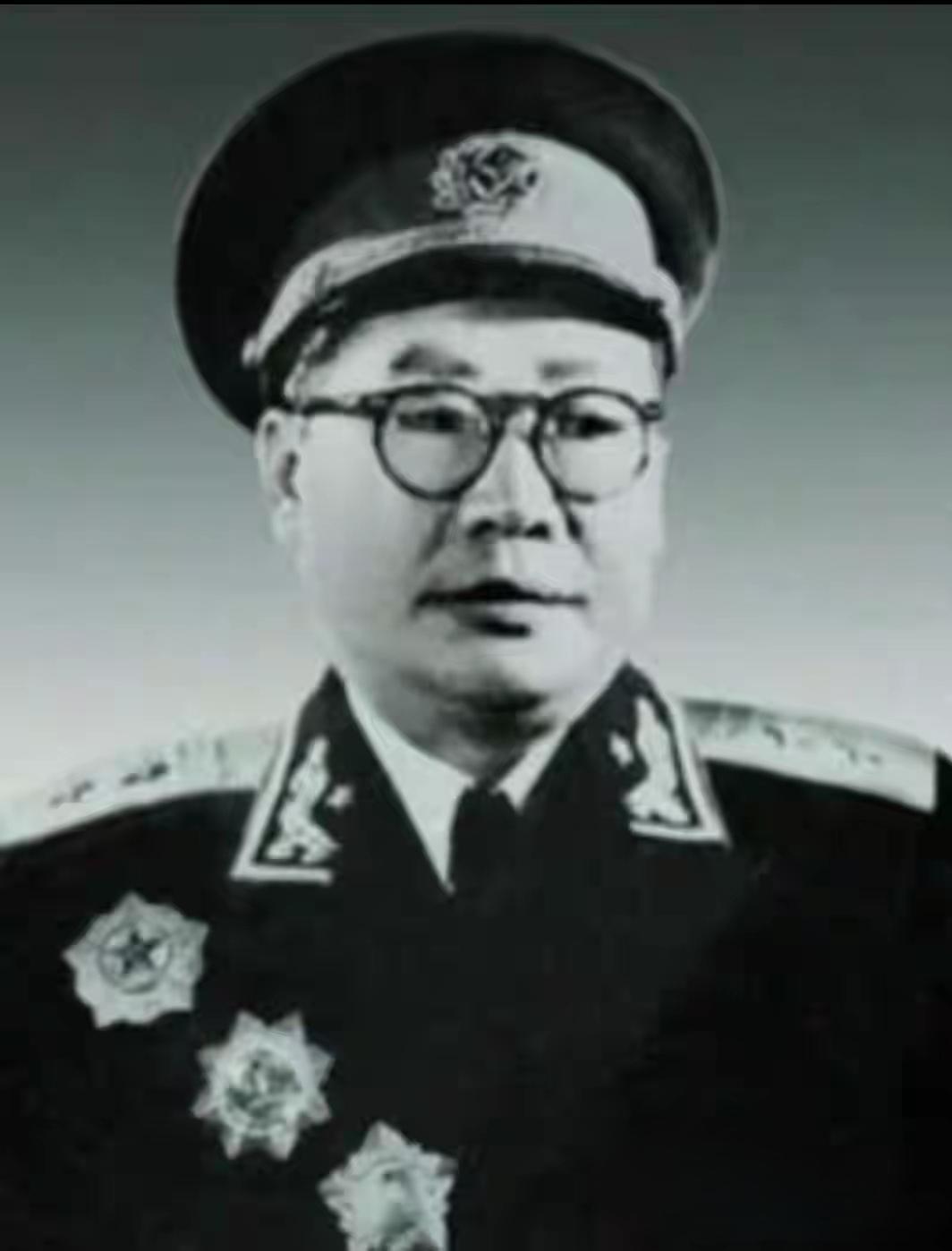 独腿将军授衔时拄着拐杖站在最后一排。毛泽东点名让他坐前排。这个人叫钟赤兵。

1