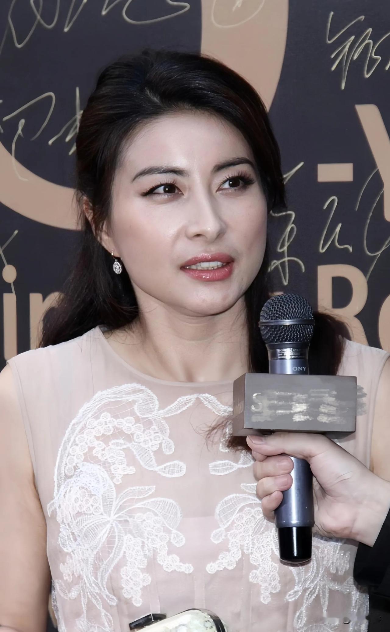 说实话郭晶晶算不上漂亮，为什么霍启刚偏偏对她一见钟情，且追了那么多年？有一样最基