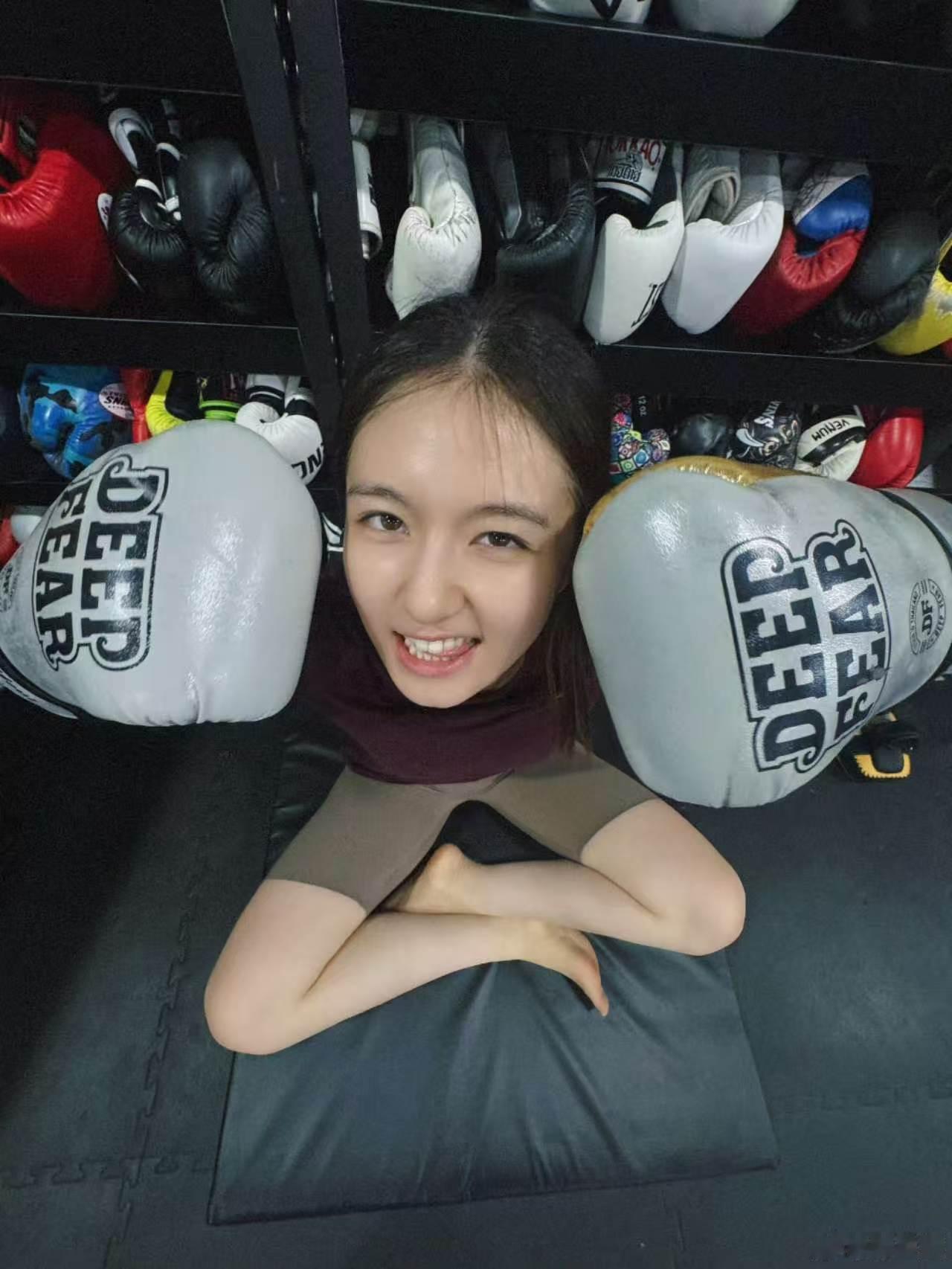 李兰迪素颜打拳击 哇塞，能够看到李兰迪素颜打拳击，素颜也好美啊，谁说女孩子不可以